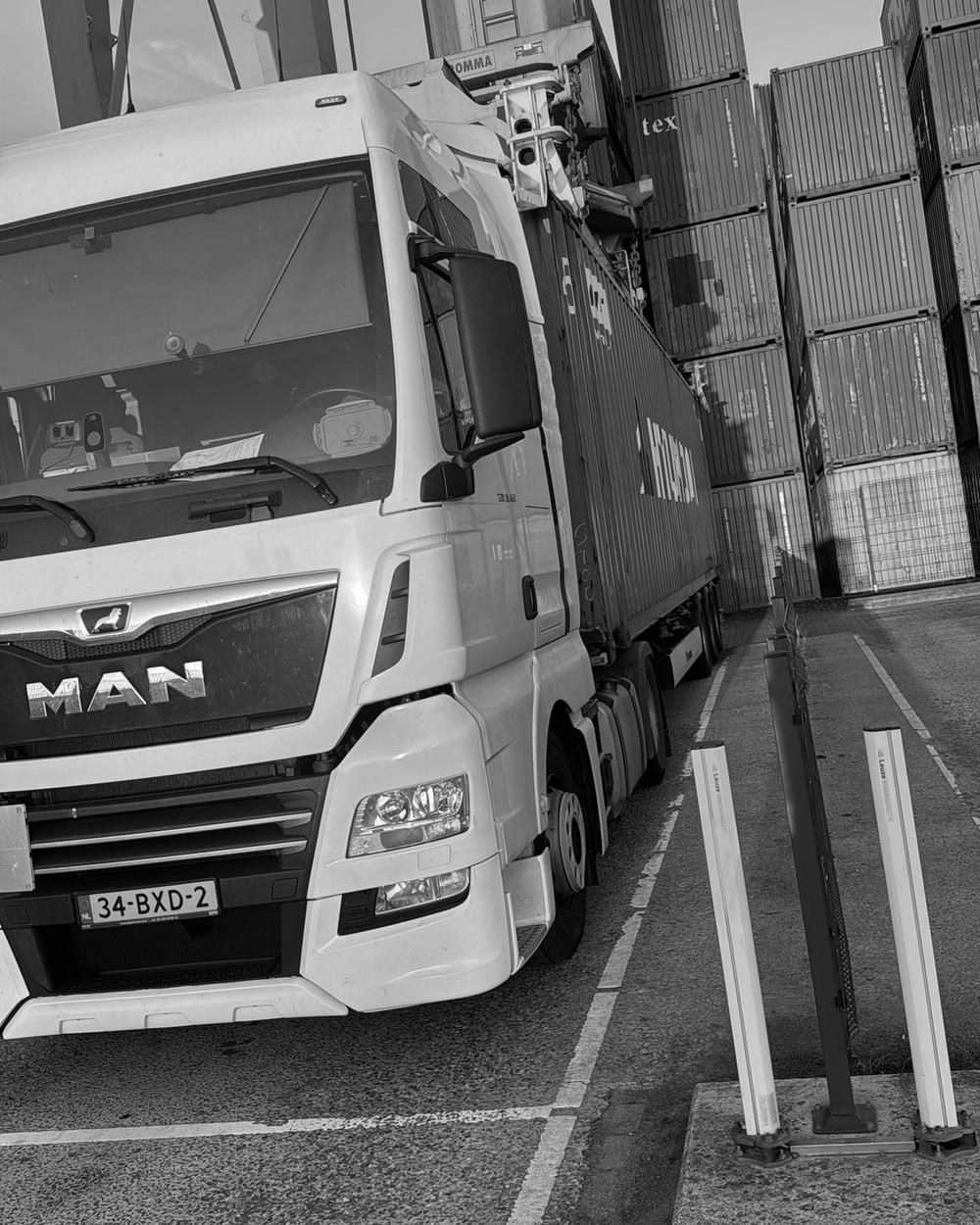 Trekker van ORNIFA met een zeecontainer op de containerterminal